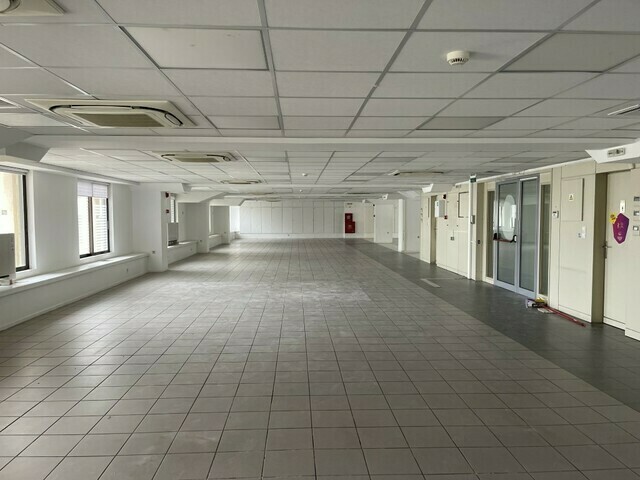 Commercial property for rent Kallithea (Tzitzifies) Office 550 sq.m.