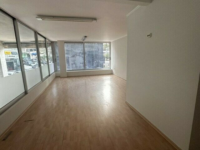 Propiedades comerciales en alquiler El Pireo (Vrioni) Oficina 75 m² renovado
