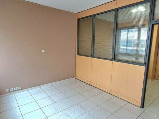 Commercial property for rent Athens (Kaniggos Square) Office 50 sq.m. renovated