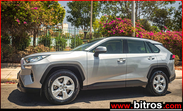 Φωτογραφία για μεταχειρισμένο TOYOTA RAV4 2.0 STYLE 175HP 4X4 AWD CVT AUTO του 1921 στα 28.400 €