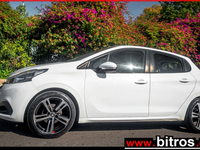 PEUGEOT 208 1.2 BENZINH 82HP NAVI - CAMERA