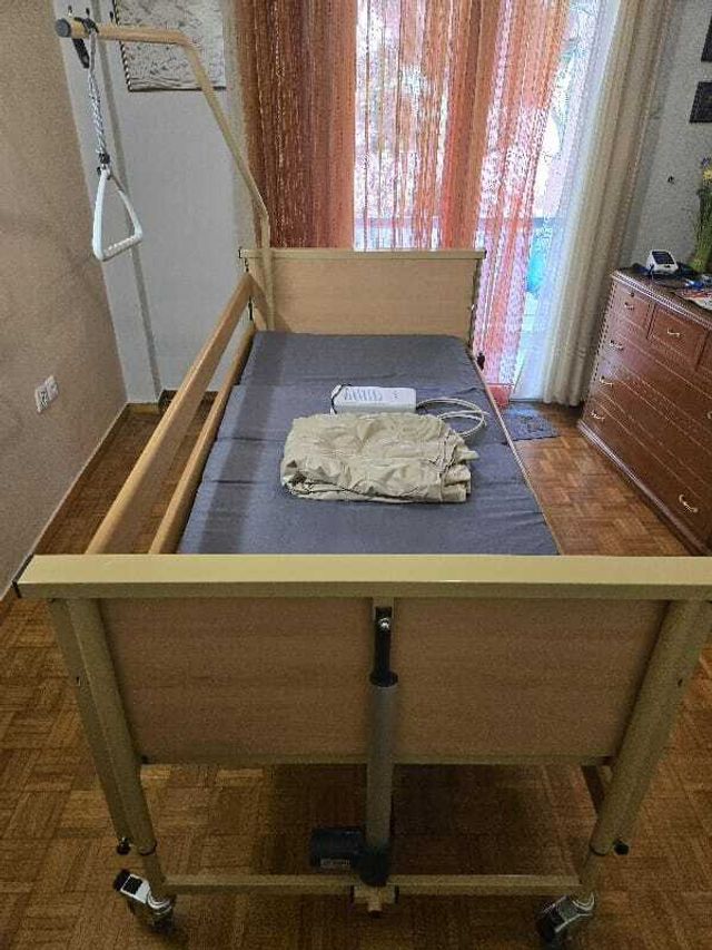 Εικόνα 1 από 3 - Κρεβάτι νοσοκομειακό -  Κέντρο Αθήνας >  Αμπελόκηποι